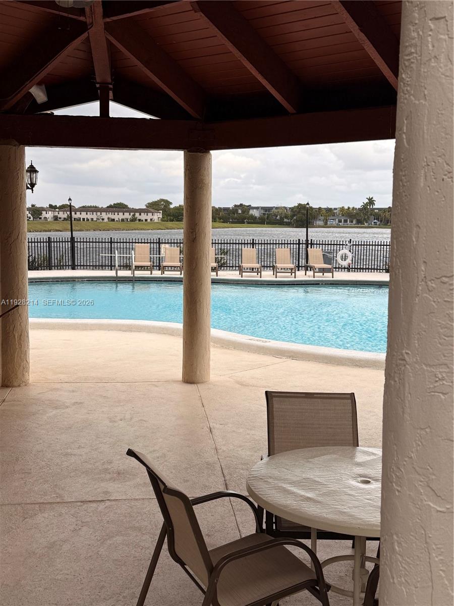 QUATRAINE CONDO IV - Residential