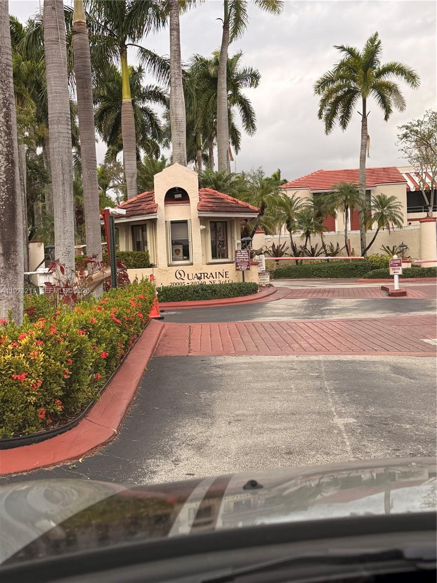 QUATRAINE CONDO IV - Residential