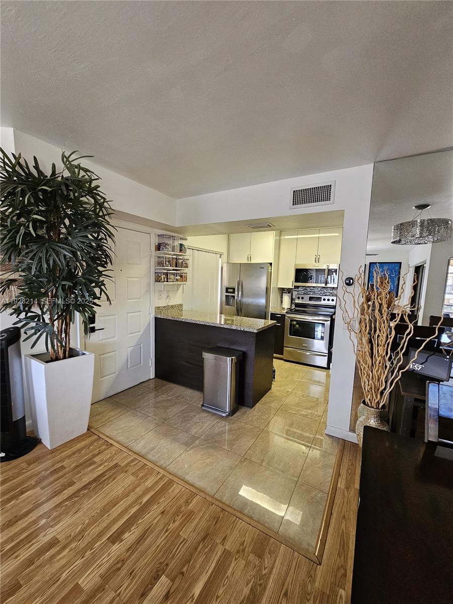 QUATRAINE CONDO IV - Residential