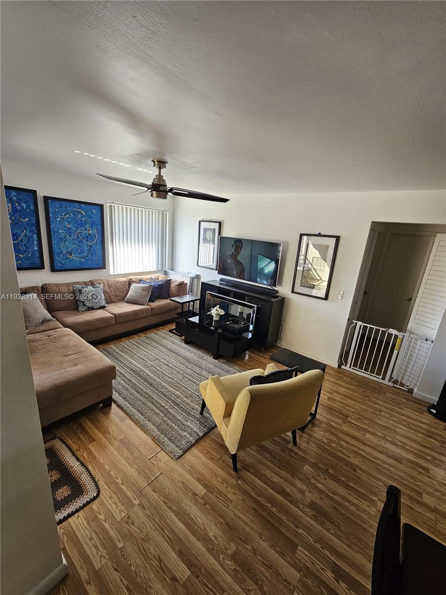 QUATRAINE CONDO IV - Residential