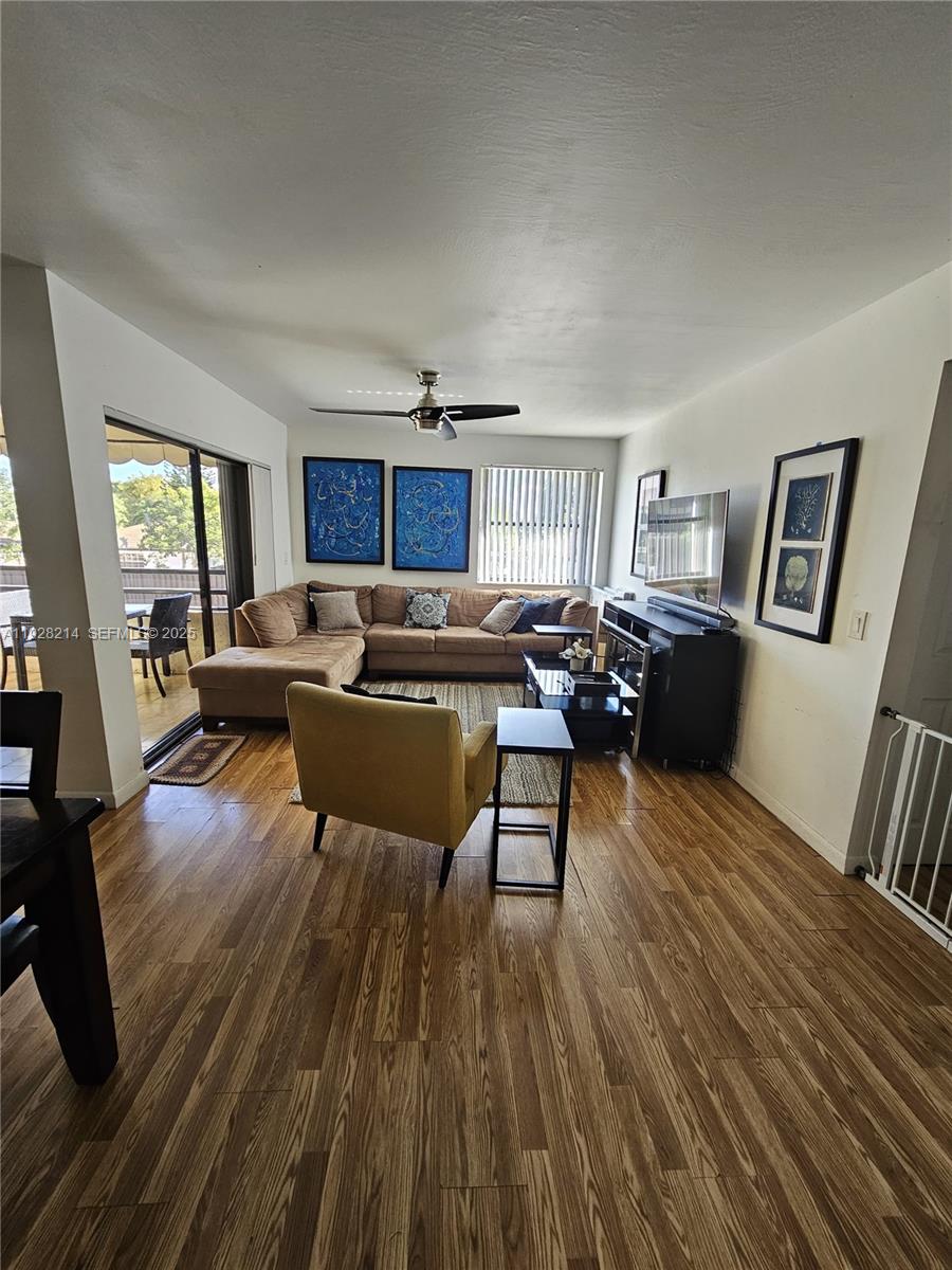 QUATRAINE CONDO IV - Residential