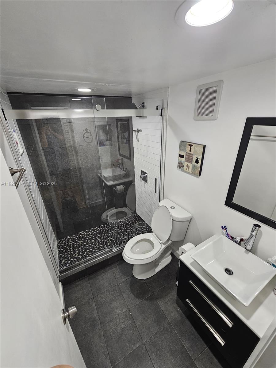 QUATRAINE CONDO IV - Residential