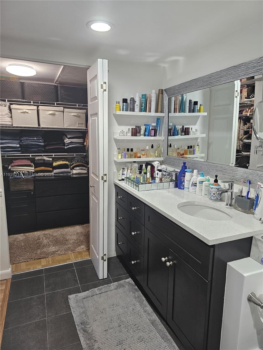 QUATRAINE CONDO IV - Residential