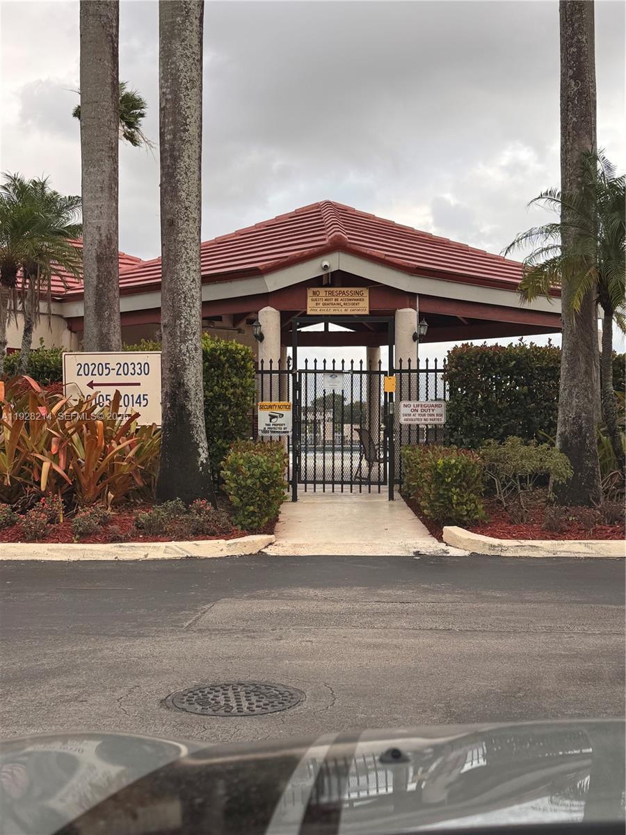 QUATRAINE CONDO IV - Residential