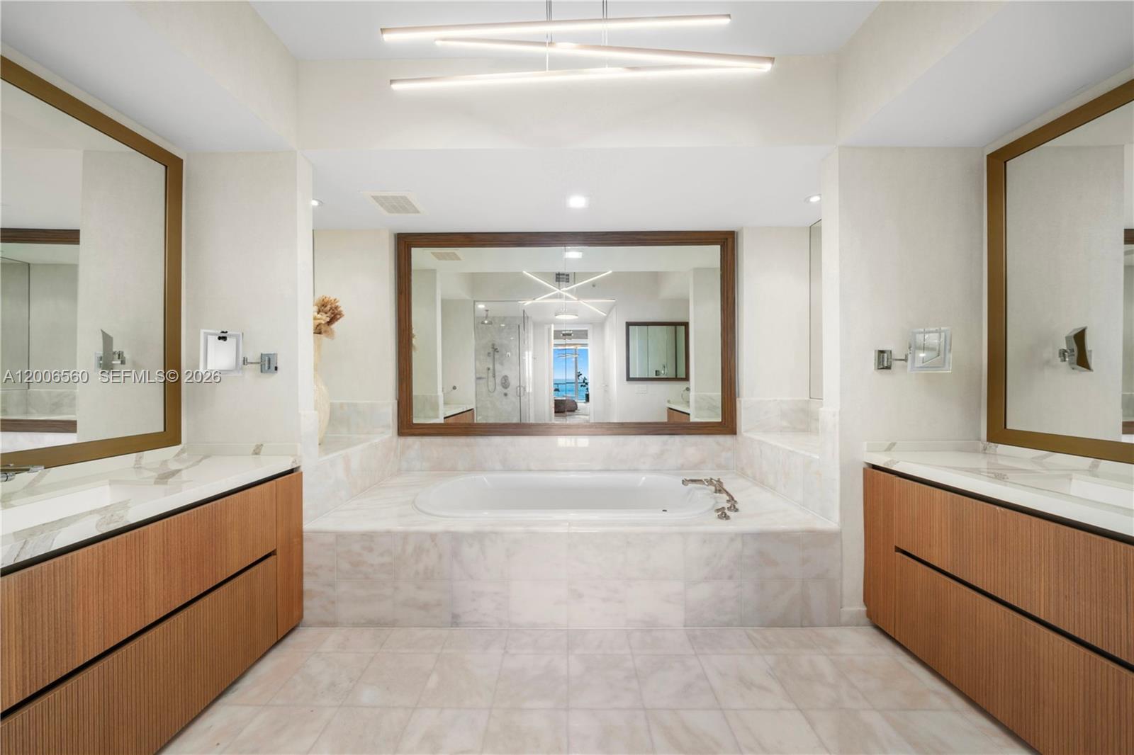 CONTINUUM ON SOUTH BEACH - Residential