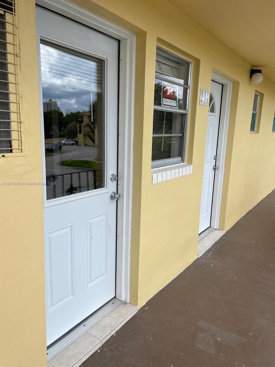 This is a cozy apartment with 1 bedroom, 1 and a half bathrooms, and a recently renovated kitchen. The apartment feels like a true home, offering a comfortable and inviting atmosphere. It comes with assigned parking and a pool area right in front of the canal, providing a perfect spot to relax and enjoy the views. The building also offers a communal laundry room, and the rent includes water and basic cable.