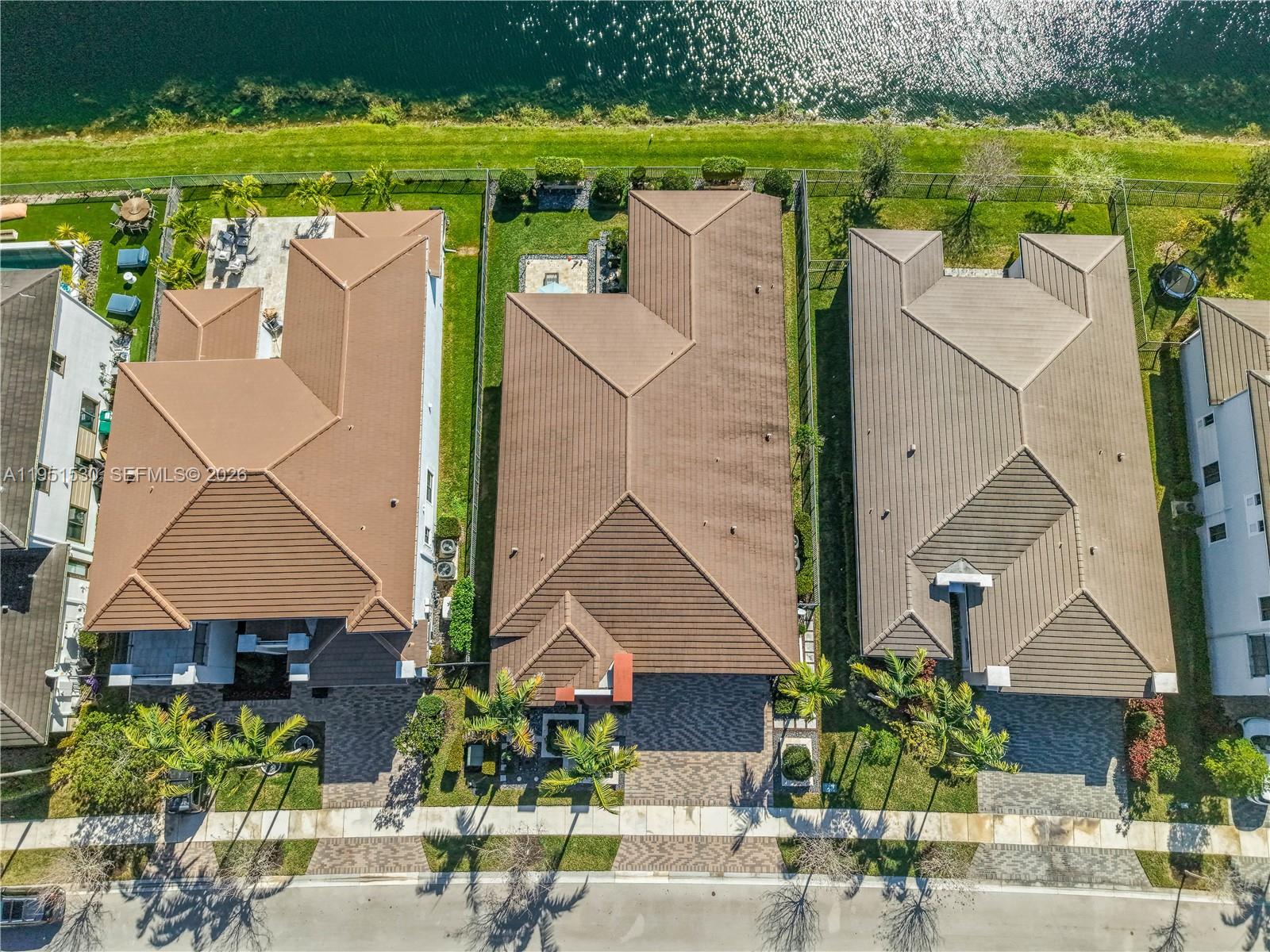 10530 S Lago Vista Cir