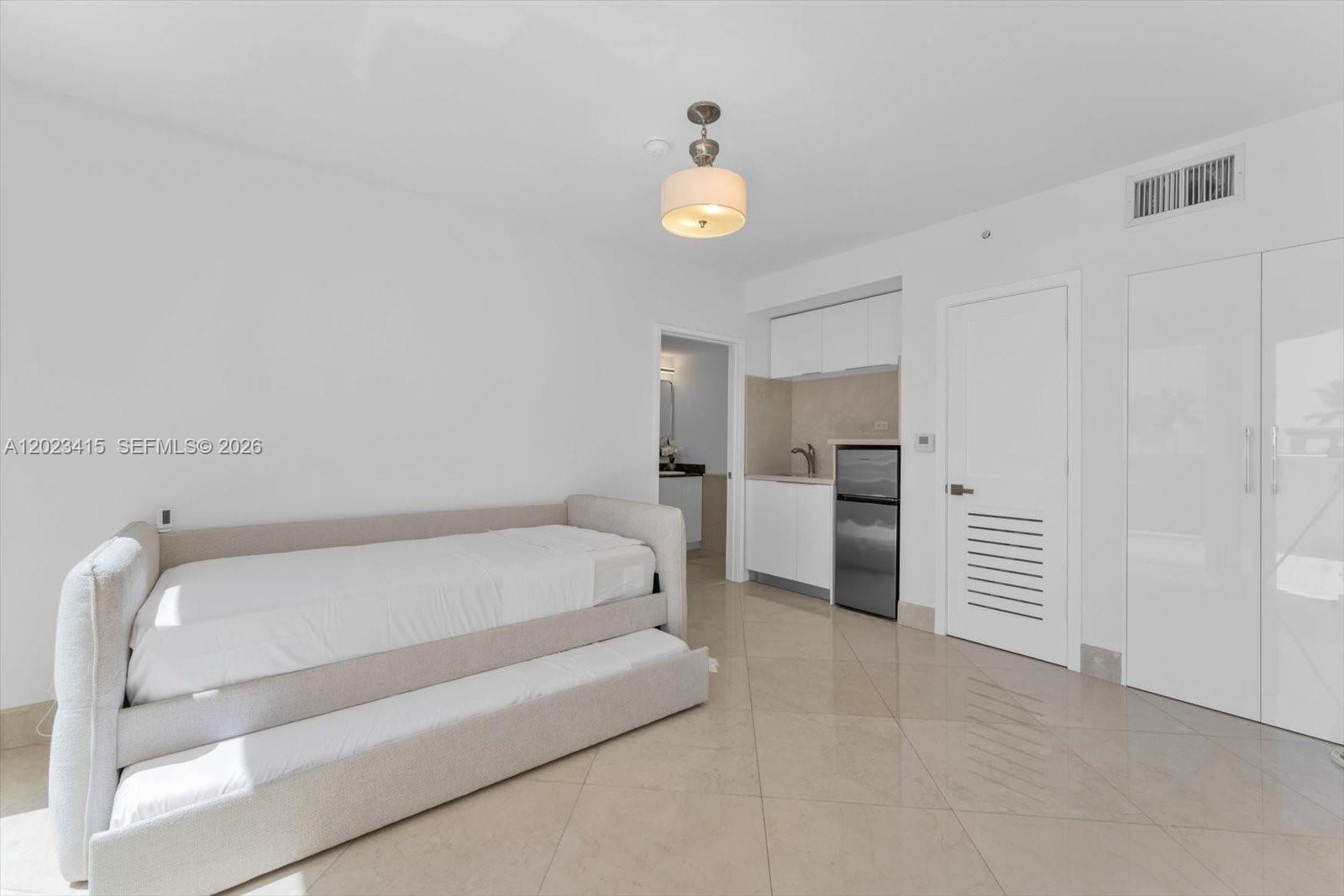 THE PINNACLE CONDO - Residential