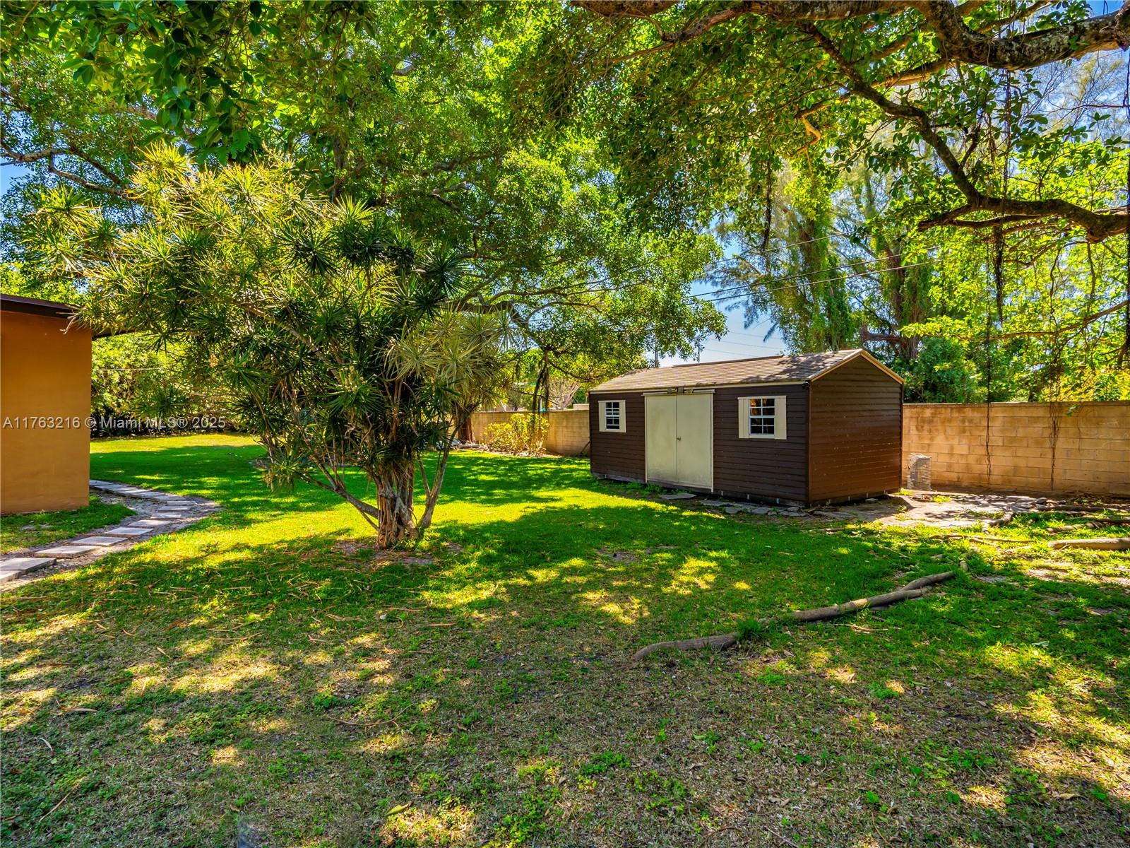 TWIN LAKE MANOR SUB - Residential