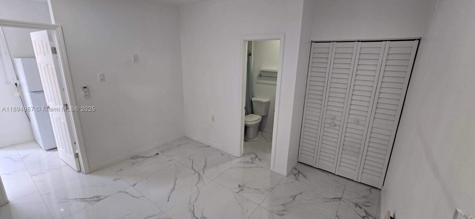 Recently updated efficiency in Homestead now available! Unit features, a mini living area, a bedroom with a spacious closet and bathroom, porcelain tile throughout, kitchen space with a refrigerator, sink and an electric cook top with 2 burners. *** Please note efficiency does not come with a microwave, the couch, the table with 2 chairs or the cabinet stand next to the refrigerator (as shown in the pictures) ***