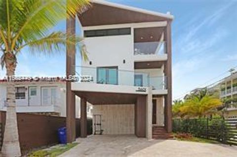 Single Family Residence in Hollywood FL 5601 Ocean Dr.jpg