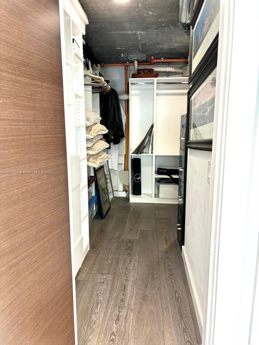 ILONA CONDO - Residential