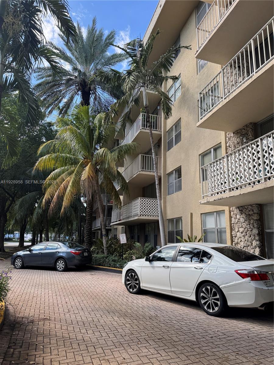 BAYVIEW PALMS CONDO - Residential Lease