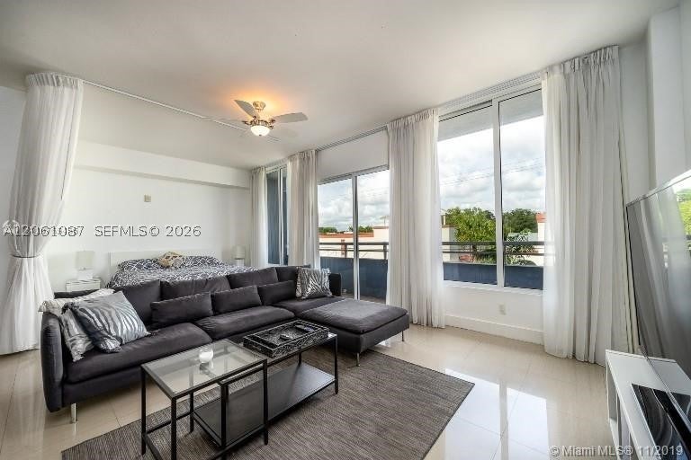 3250 Grand Ave 302