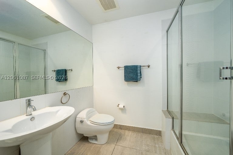 3250 Grand Ave 302