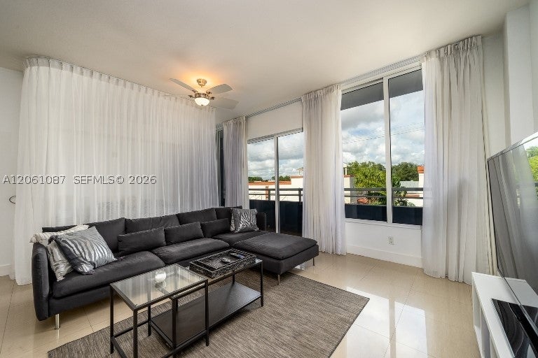 3250 Grand Ave 302