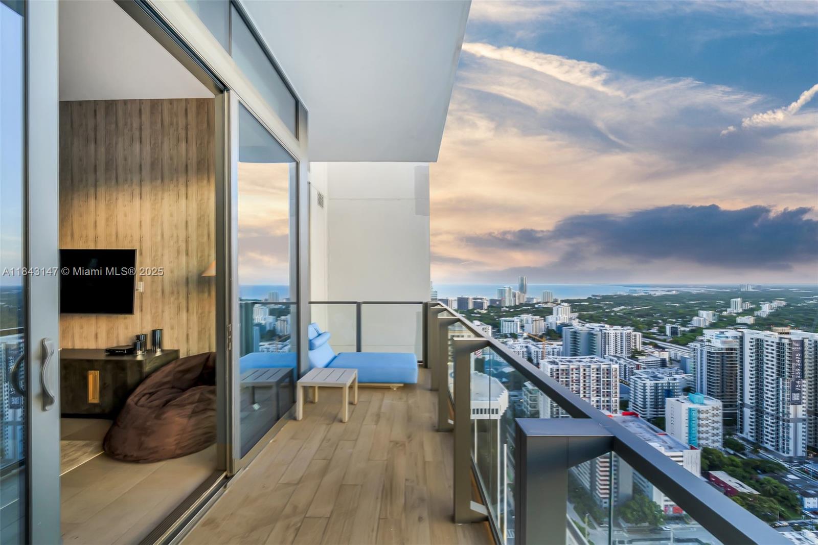88 SW 7th St 4006, Miami, FL, 33130/$885,000 2 88 SW 7th St 4006
