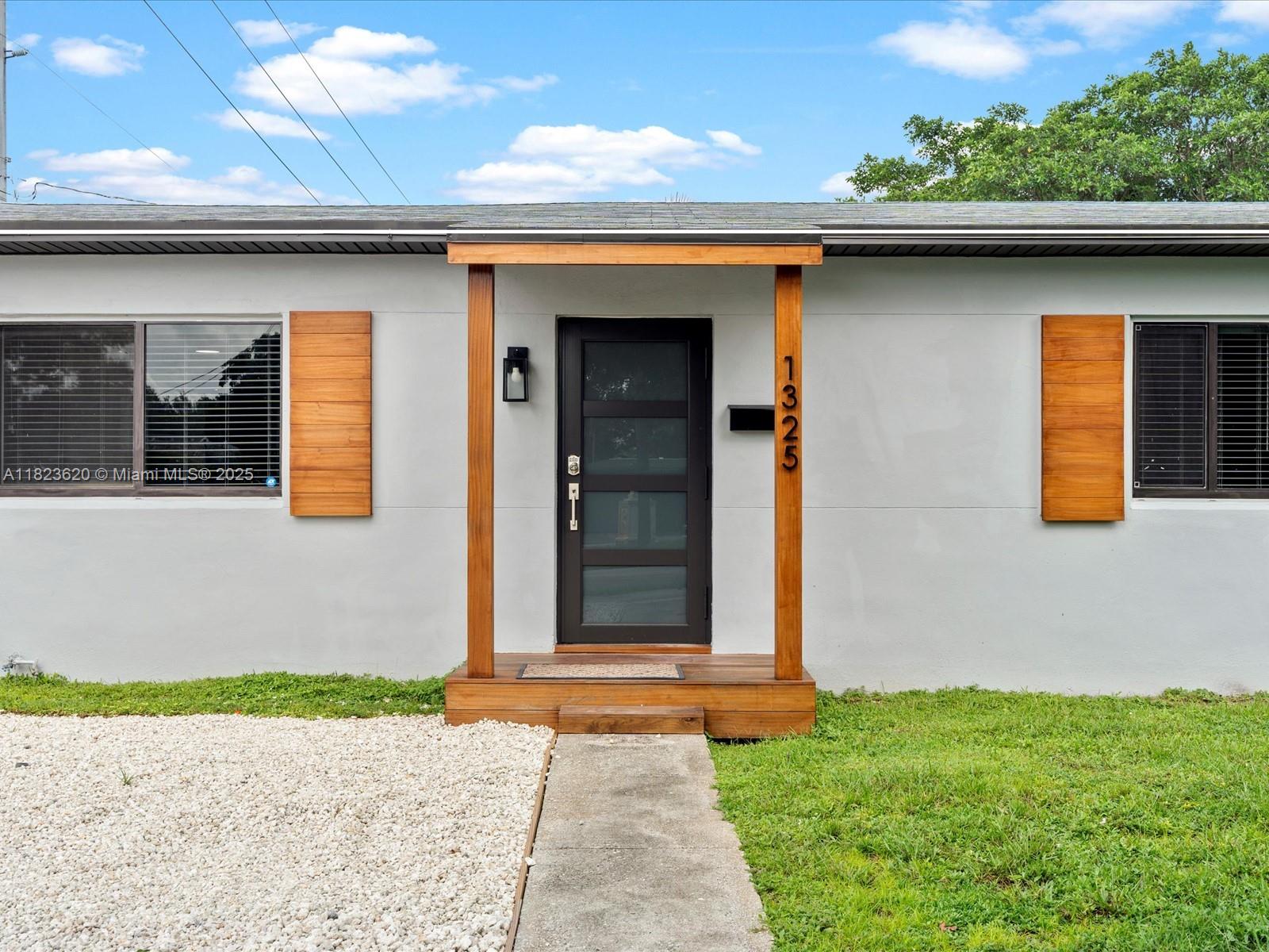 1325 N 26th Ave
