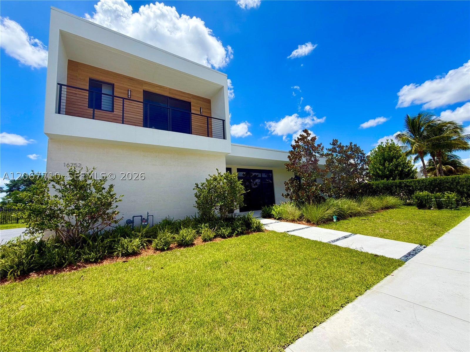 16752 S Botaniko Dr S