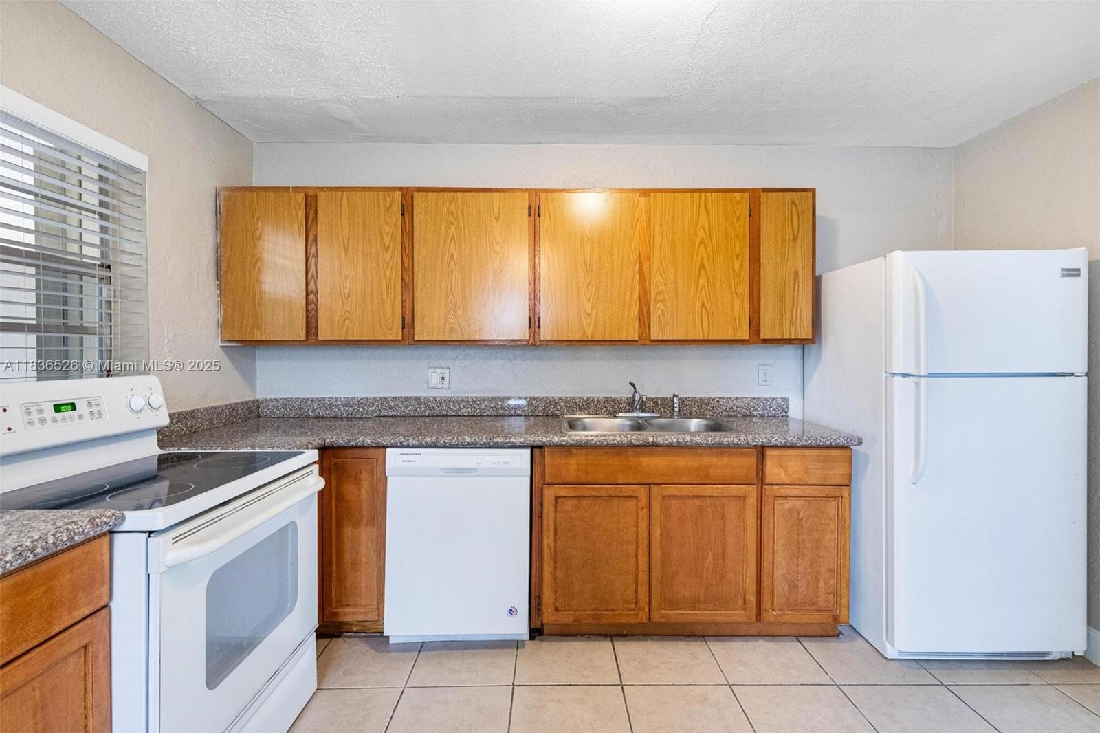 5456 NW 1st Ave, Oakland Park, FL, 33309/$404,000 4 5456 NW 1st Ave