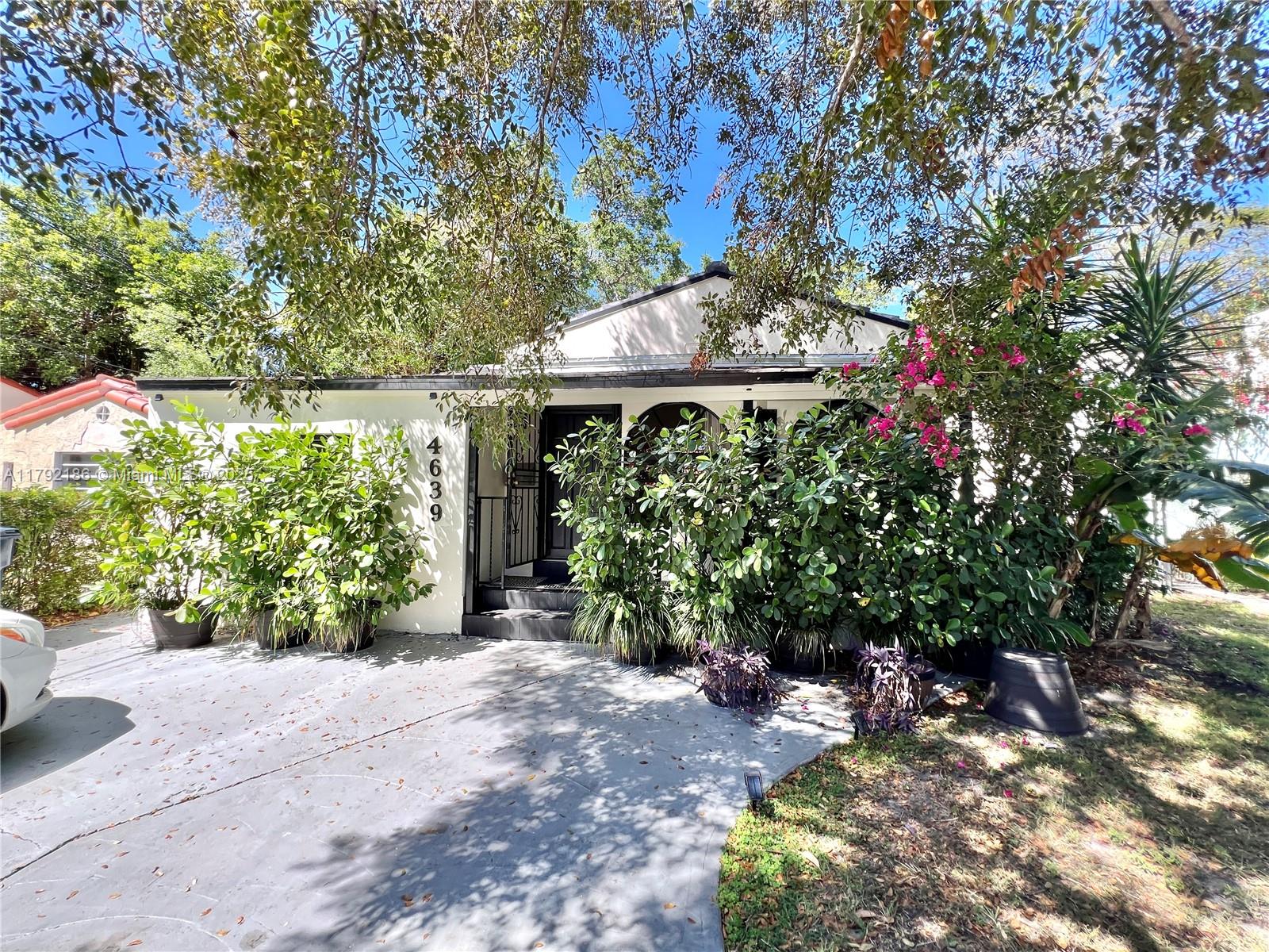 4639 Sw 10th St, Miami, Broward County, Florida - 3 Bedrooms  
2 Bathrooms - 