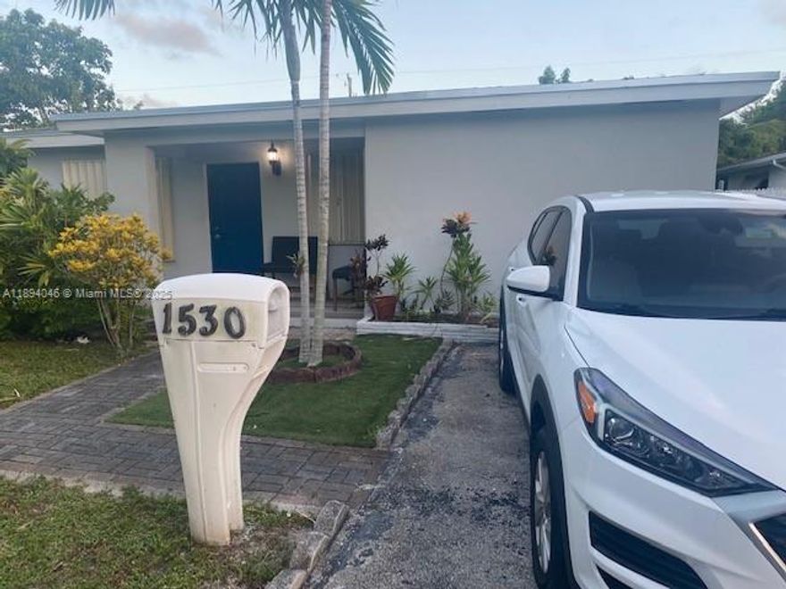 Nice efficiency look like a 1 BR apartment independent, very quiet area near schools, shopping centers NMB City       Hall.