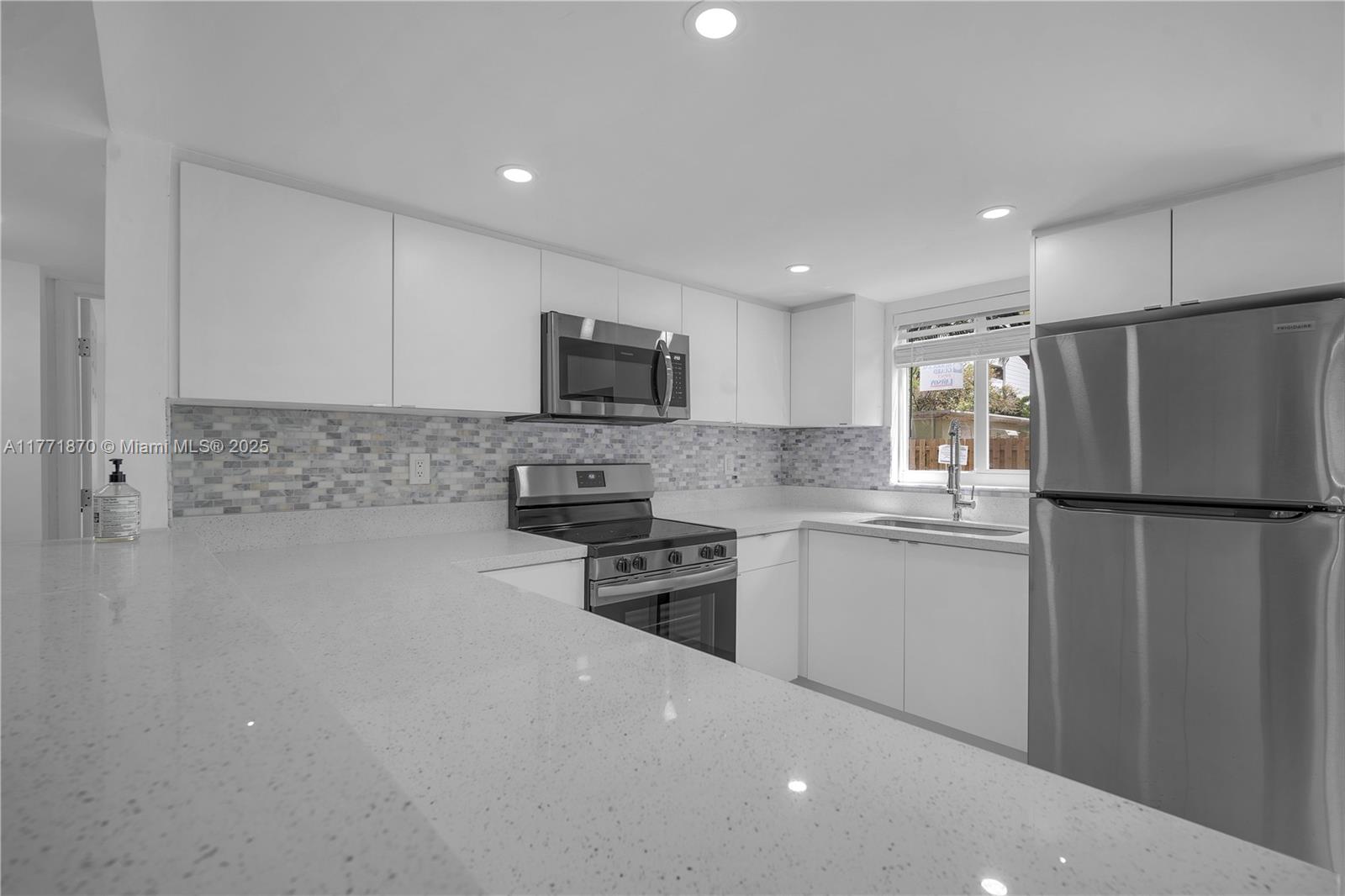 Rental Property at 414 Se 14th St 3, Fort Lauderdale, Broward County, Florida - Bedrooms: 2 
Bathrooms: 2  - $2,400 MO.