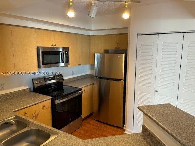 1919 Van Buren St 502A
