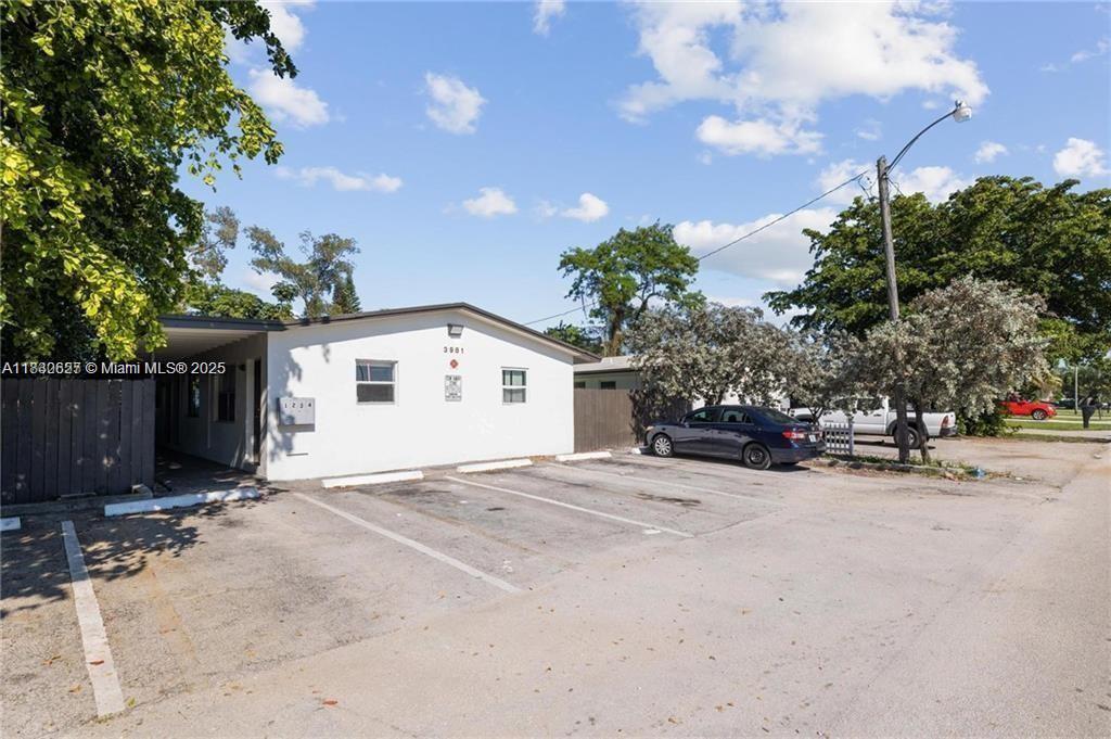 NICE 1 BEDROOM 1 BATHROOM AND A LIVING ROOM .
CLOSE TO SHOPPING,DINING AND ALL MAJOR HIGHWAYS.
FAST APPROVAL.