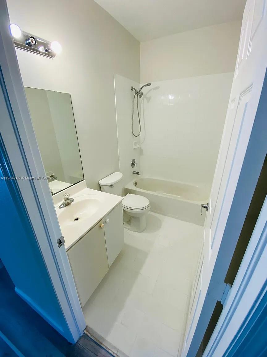 SANTORINI AT VIZCAYA - Residential Lease