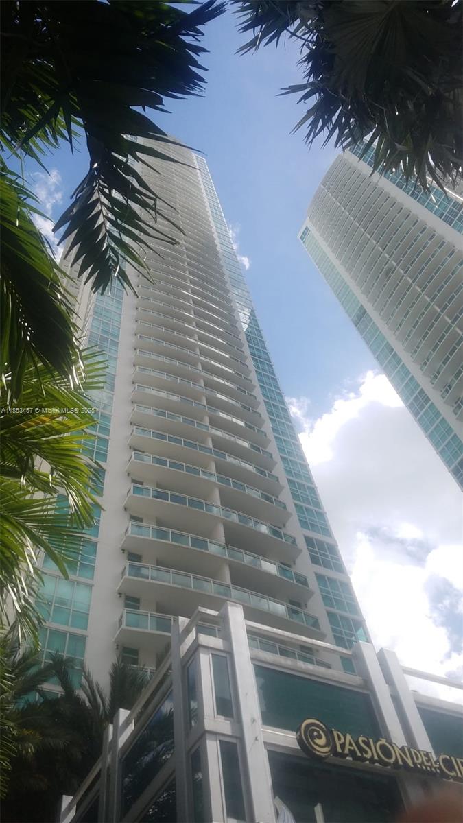 1bed/1bath at The Plaza on Brickell. Cornet Unit. Master bedroom with floor to ceiling windows. Carpet throughout. Enjoy state of the art amenities. Walking distance to Mary Brickell Village and Brickell City Centre. Available 10/1/25
