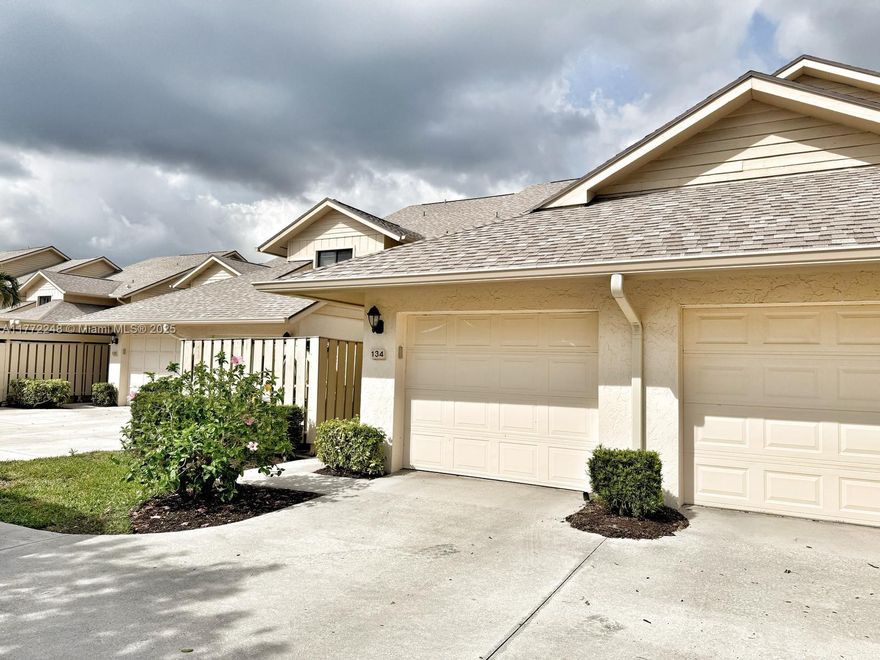 Welcome to this beautifully updated & move-in ready 2 bed, 2 bath 1st-floor Villa in Waterbend at the gated Jonathan’s Landing. High-demand End Villa w/ Golf & Lake views. Features custom eat-in kitchen w/ white shaker cabinets, quartz counters, newer SS appliances, bay window, lake views & separate dining room. Split floor plan. Large master w/ walk-in closet, sunset lake views, ensuite updated bath w/ shower. Open living room & private enclosed walk-out patio w/ screened lanai. Spacious 2nd bedroom w/ office area, walk-in closet & ensuite bath. New in-unit washer/dryer. 1-car attached garage w/ extra outdoor space & detached golf cart bay. Steps to heated pool.
Seasonal Rent (Nov–Apr): $6,000/mo Furnished.
Off-Season Rent (May–Oct): $4,500/mo Furnished.
*MIN. LEASE 6 months.