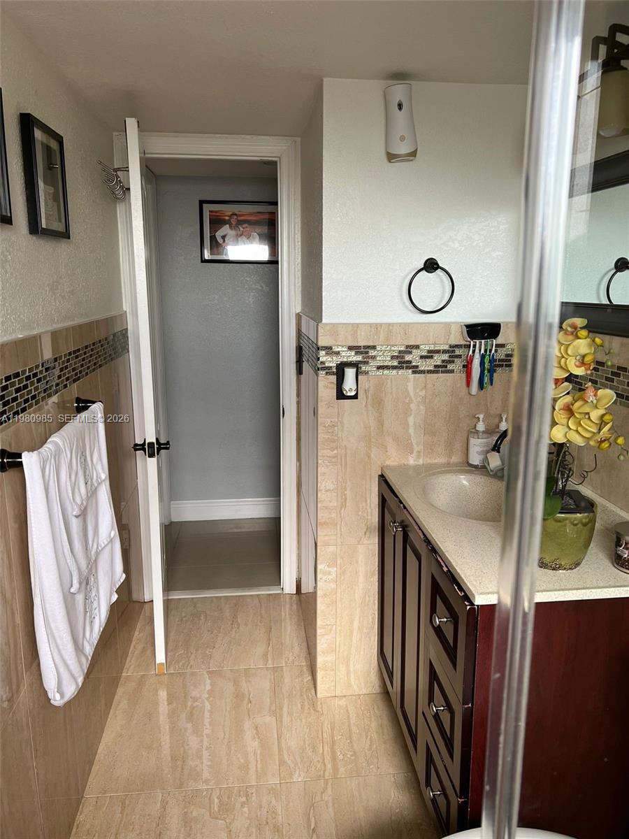 RAMBLEWOOD CONDO A - Residential Lease