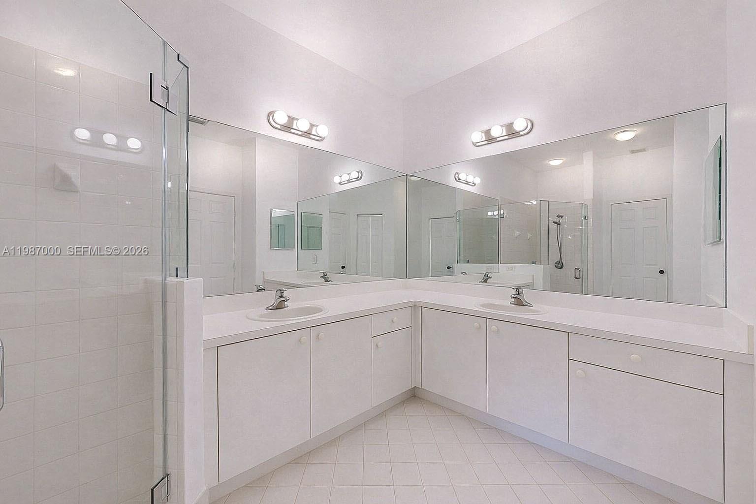 FLORIDIAN BAY ESTATES - Residential Lease