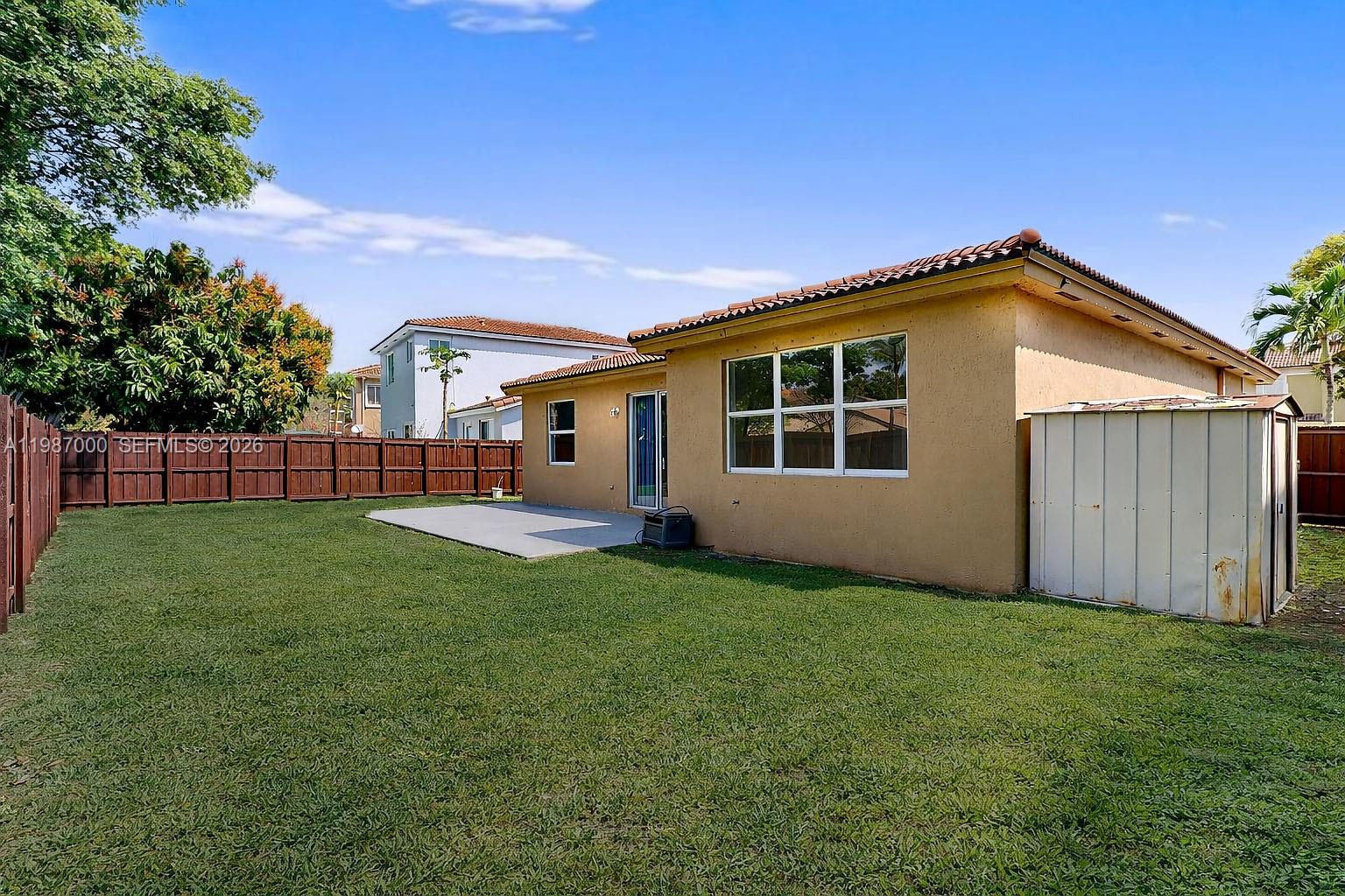 FLORIDIAN BAY ESTATES - Residential Lease