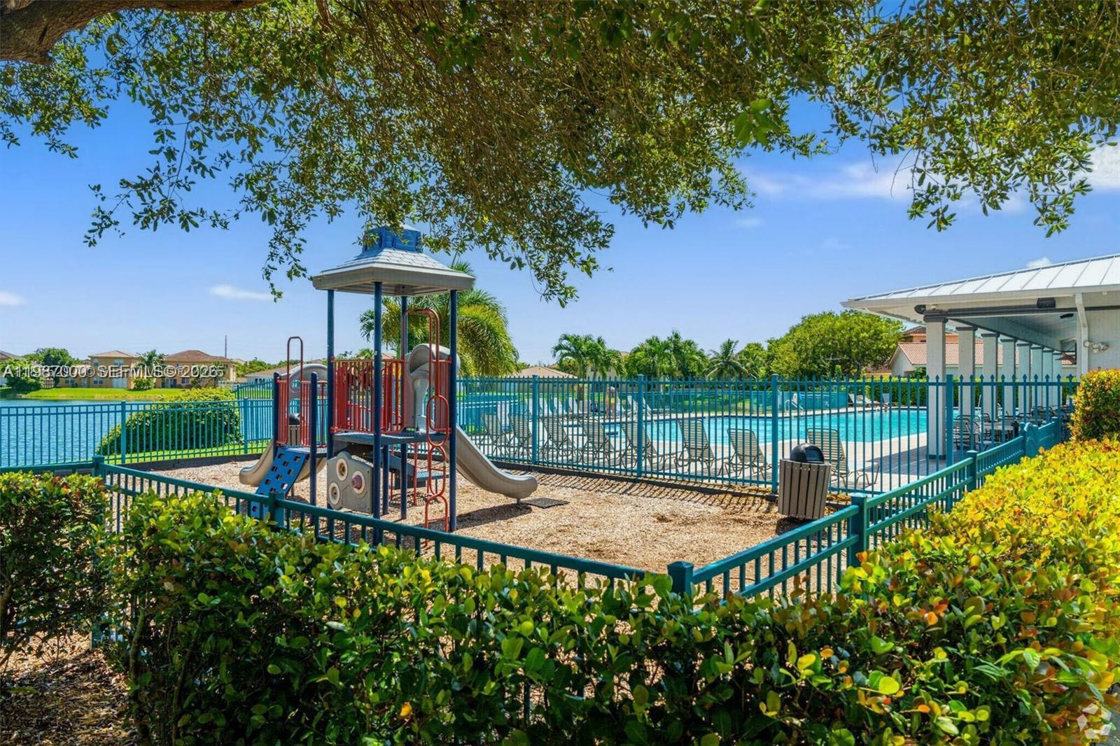 FLORIDIAN BAY ESTATES - Residential Lease