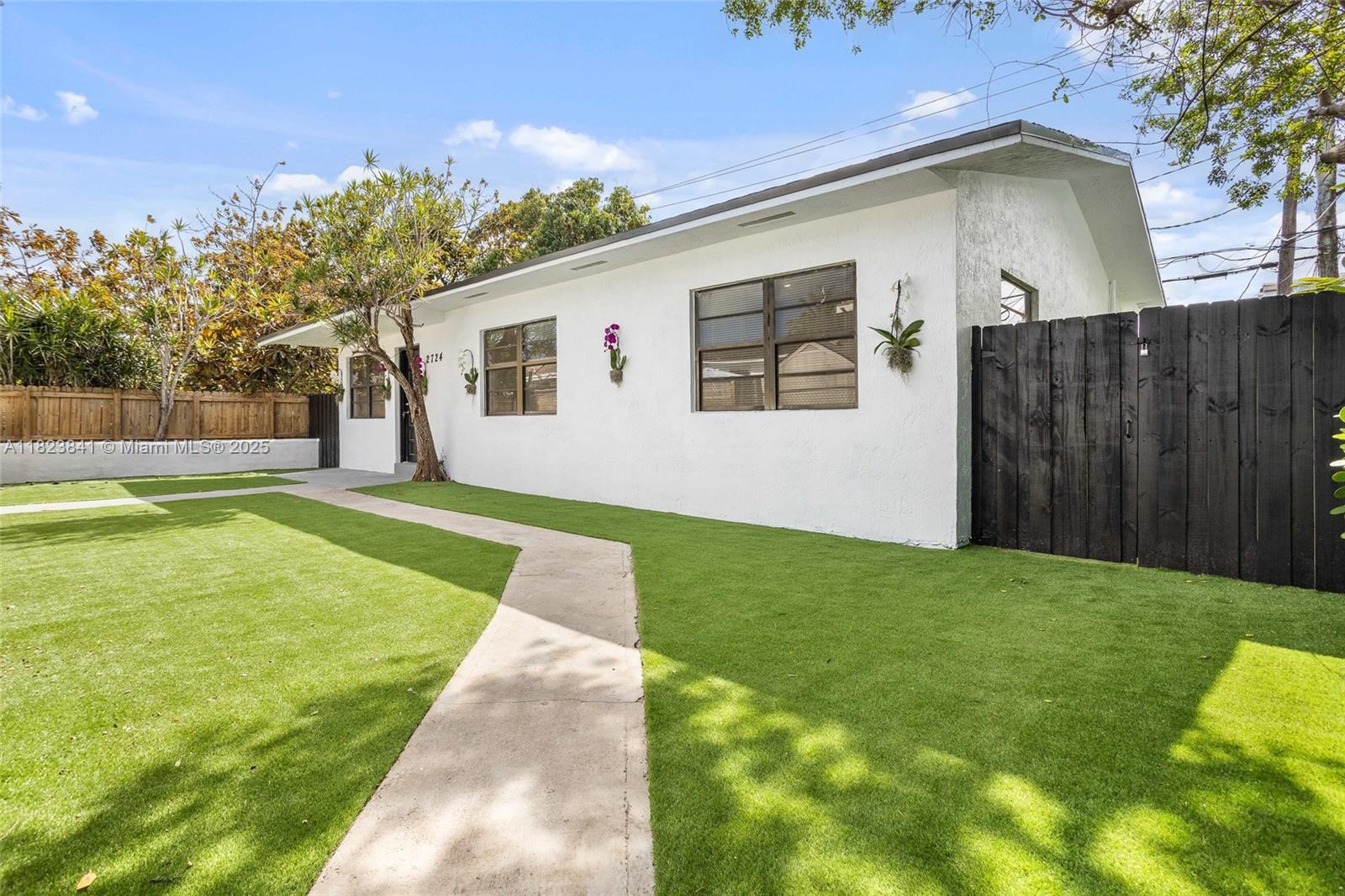 2724 Sw 34th Ct B, Miami, Broward County, Florida - 3 Bedrooms  
2 Bathrooms - 
