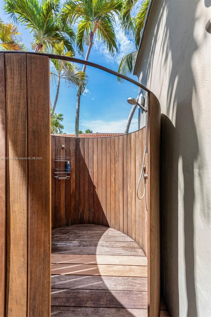 Miami Beach, Florida 33140, United States, 3 Bedrooms Bedrooms, ,2 BathroomsBathrooms,Residential,Active,157016