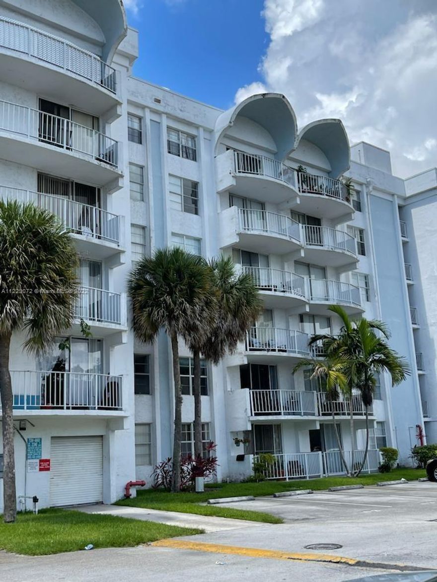 Great spacious 1 bed /1 bath condo at Montecarlo Condominium. 1 assigned space+guest parking.  Fully updated. Kitchen with stainless steel appliances & granite counter-top. Laundry facilities in each floor. 24hrs security, olympic size pool, basketball and tennis courts & Gym. Location!
