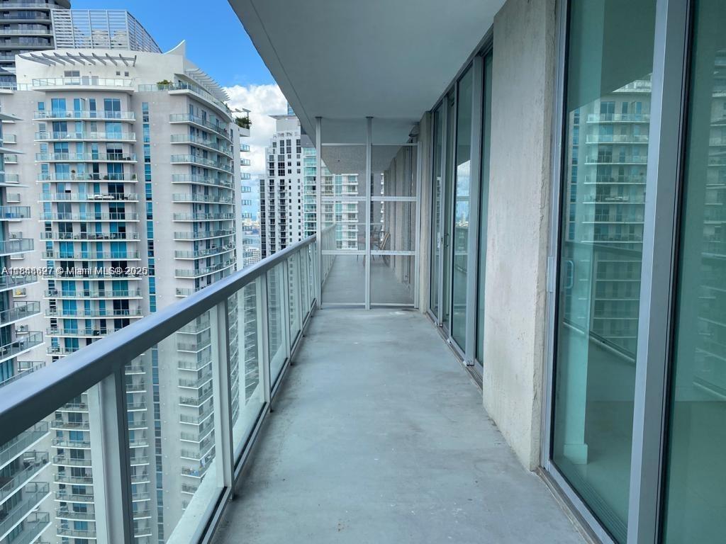 Experience luxury living in this stunning 1-bedroom, 1 1-bathroom unit, featuring tile throughout,top-of-the-line stainless steel appliances, beautiful granite countertops, and an ample walk-in closet. Assigns 1 parking space. Ideally located in the heart of Brickell, the building offers exceptional amenities, including a state-of-the-art gym, pool, and much more...