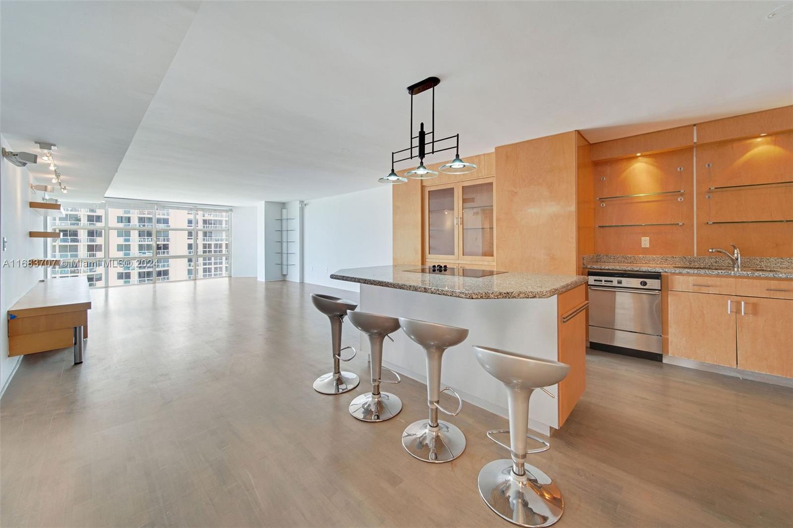 6423 Collins Ave 1504