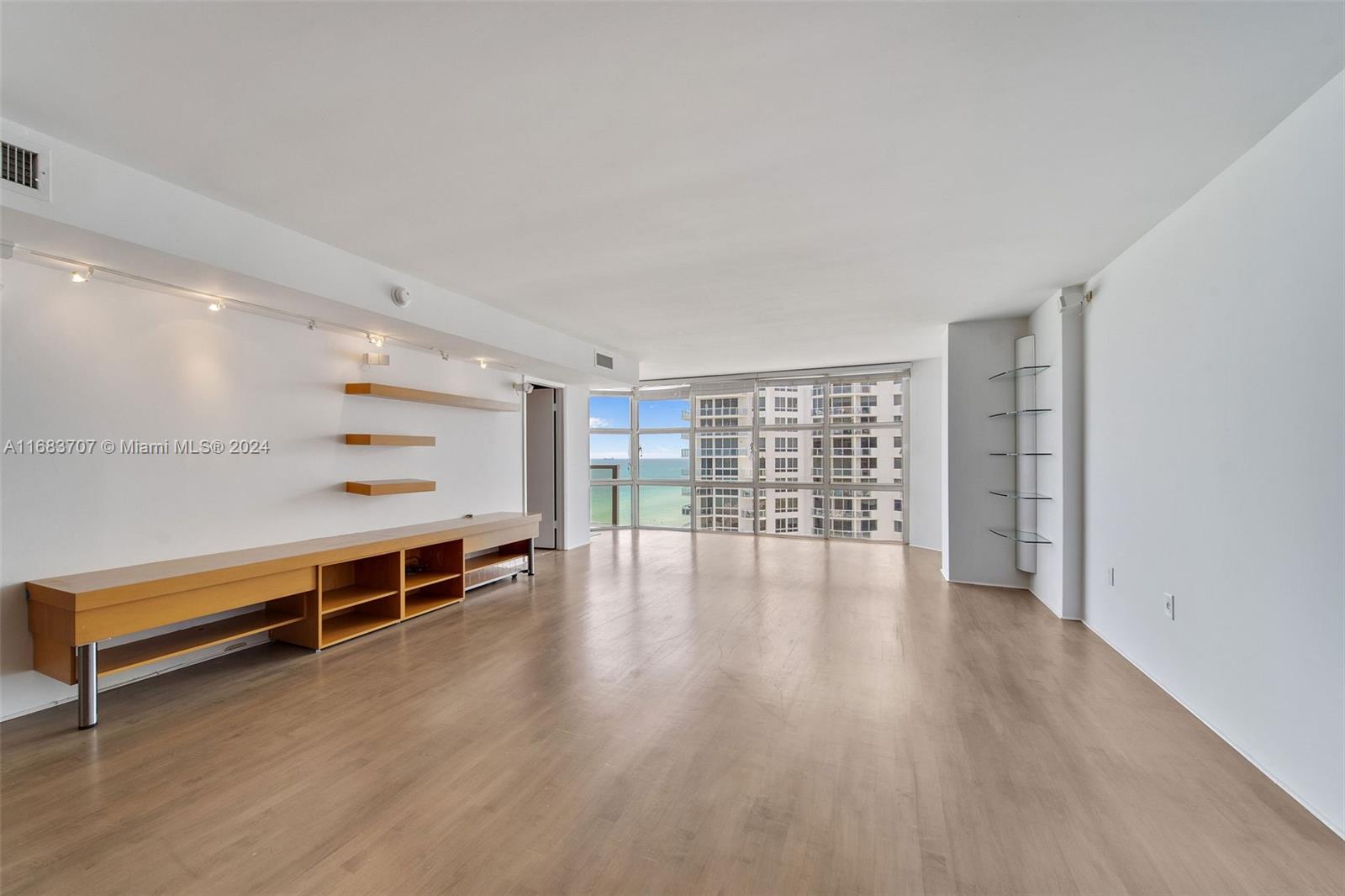 6423 Collins Ave 1504