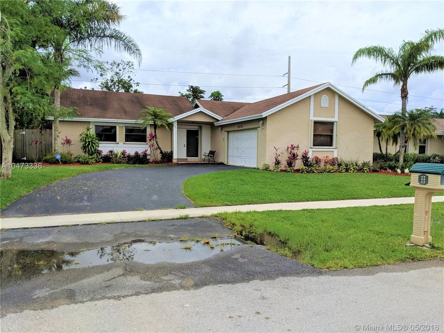 BEAUTIFUL AND WELL MAINTAINED 4 BEDROOM/2 BATH WITH A 2 CAR GARAGE LOCATED IN BONAVENTURE LAKES. LARGE SCREENED PATIO OVERLOOKING CANAL. HOME FEATURES A NEWER KITCHEN WITH WOOD CABINETRY AND GRANITE COUNTER TOPS, S/S APPLIANCES. BATHROOMS ARE NEWER WITH WOOD CABINETRY. SPACIOUS MASTER BEDROOM WITH WALK IN CLOSET.  ACCORDION SHUTTERS!  BONAVENTURE TOWN CENTER HAS SO MUCH TO OFFER WITH 2 POOLS, TENNIS COURTS, INDOOR RACQUETBALL, SKATING, BOWLING, SPA, LIBRARY, THEATER AND SO MUCH MORE.  SO MANY ACTIVITIES FOR THE ENTIRE FAMILY INCLUDING A GOLF COURSE NEAR BY!  GREAT SCHOOL DISTRICT, CLOSE TO HIGHWAYS FOR EASY ACCESS TO TRI COUNTY!