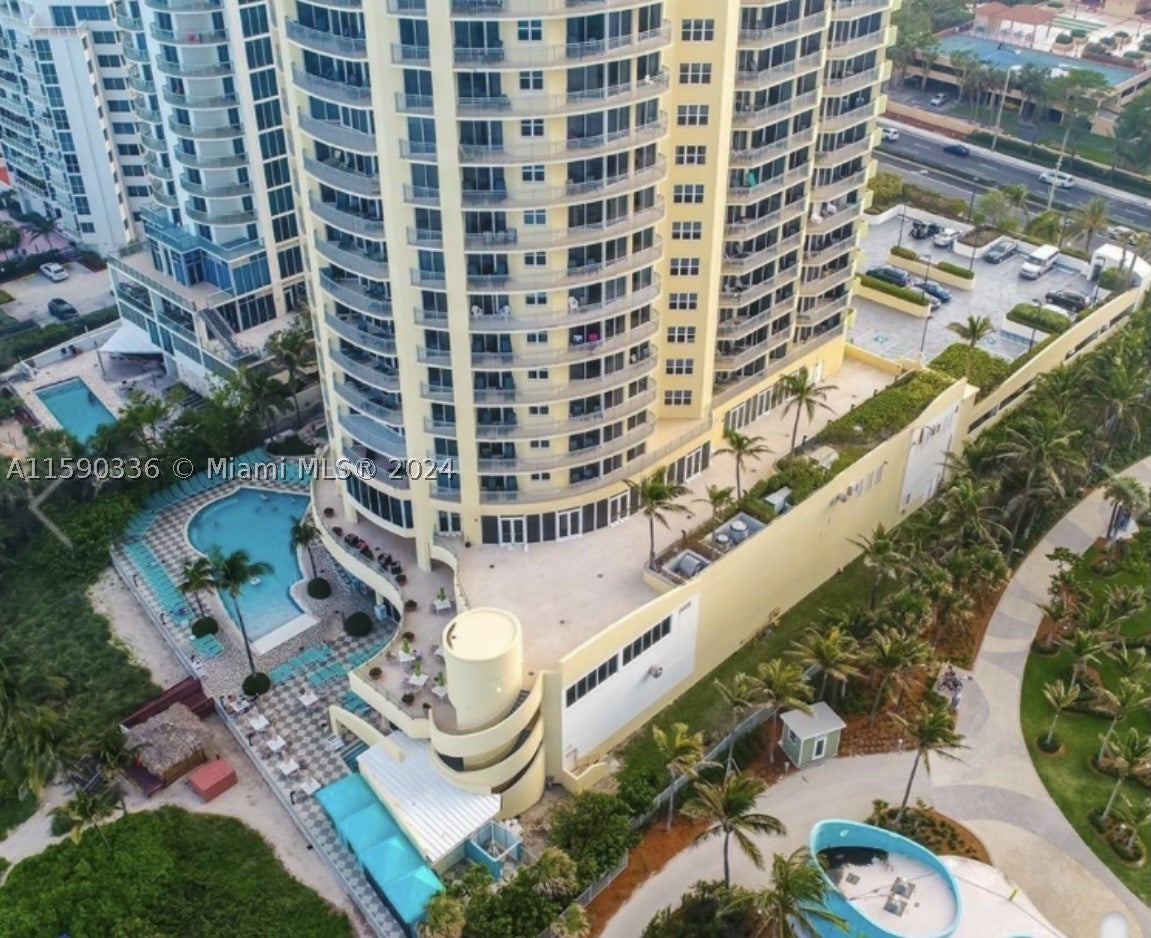 17375 Collins Ave 705