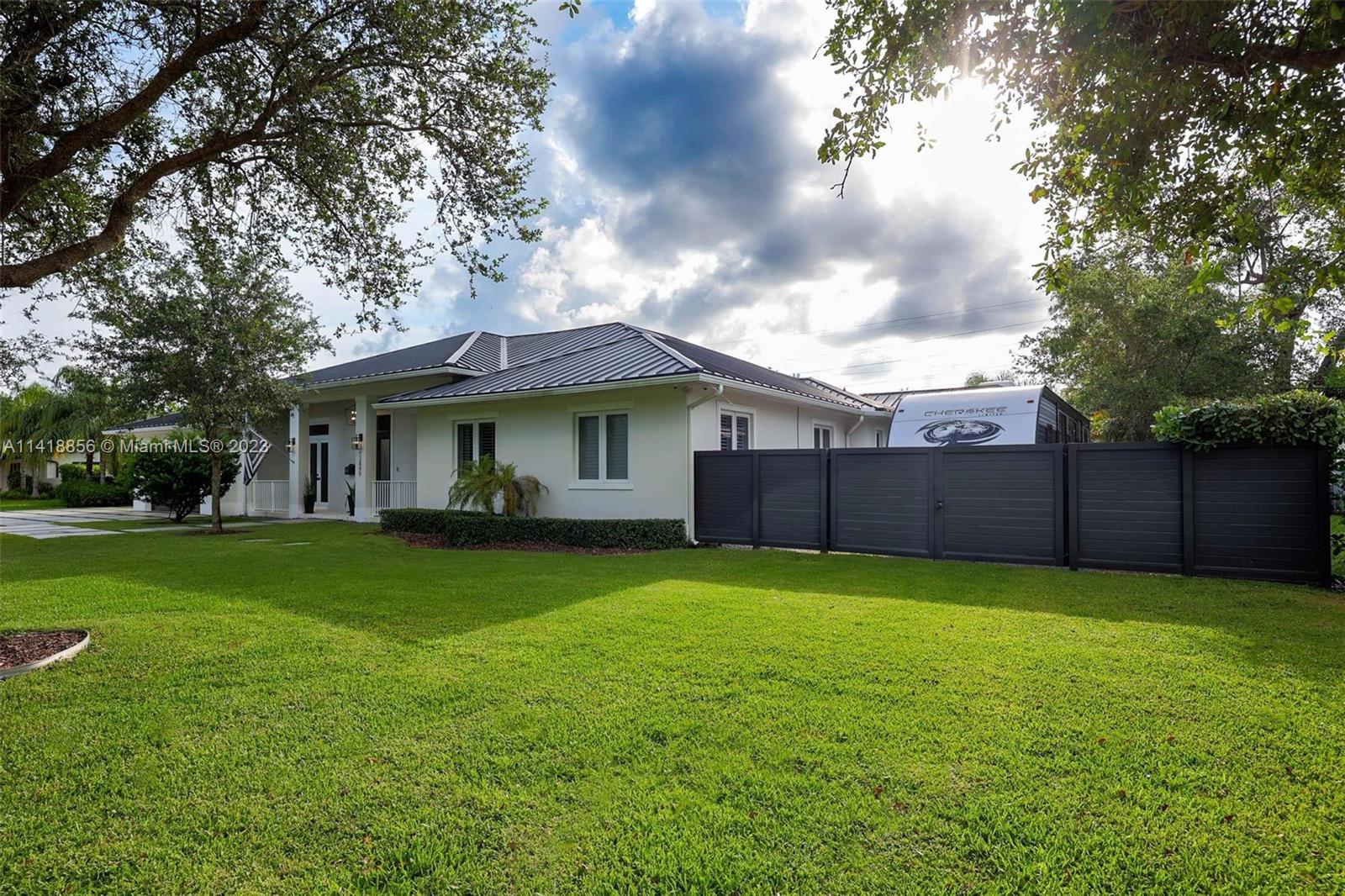 SUNILAND MANOR - Residential