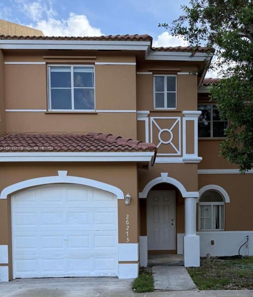 Wonderful 3 bed/ 2 bath home in Naranja Gardens. Two-story unit with nice fenced backyard. Easy to show!
Tenant pays for utilities.