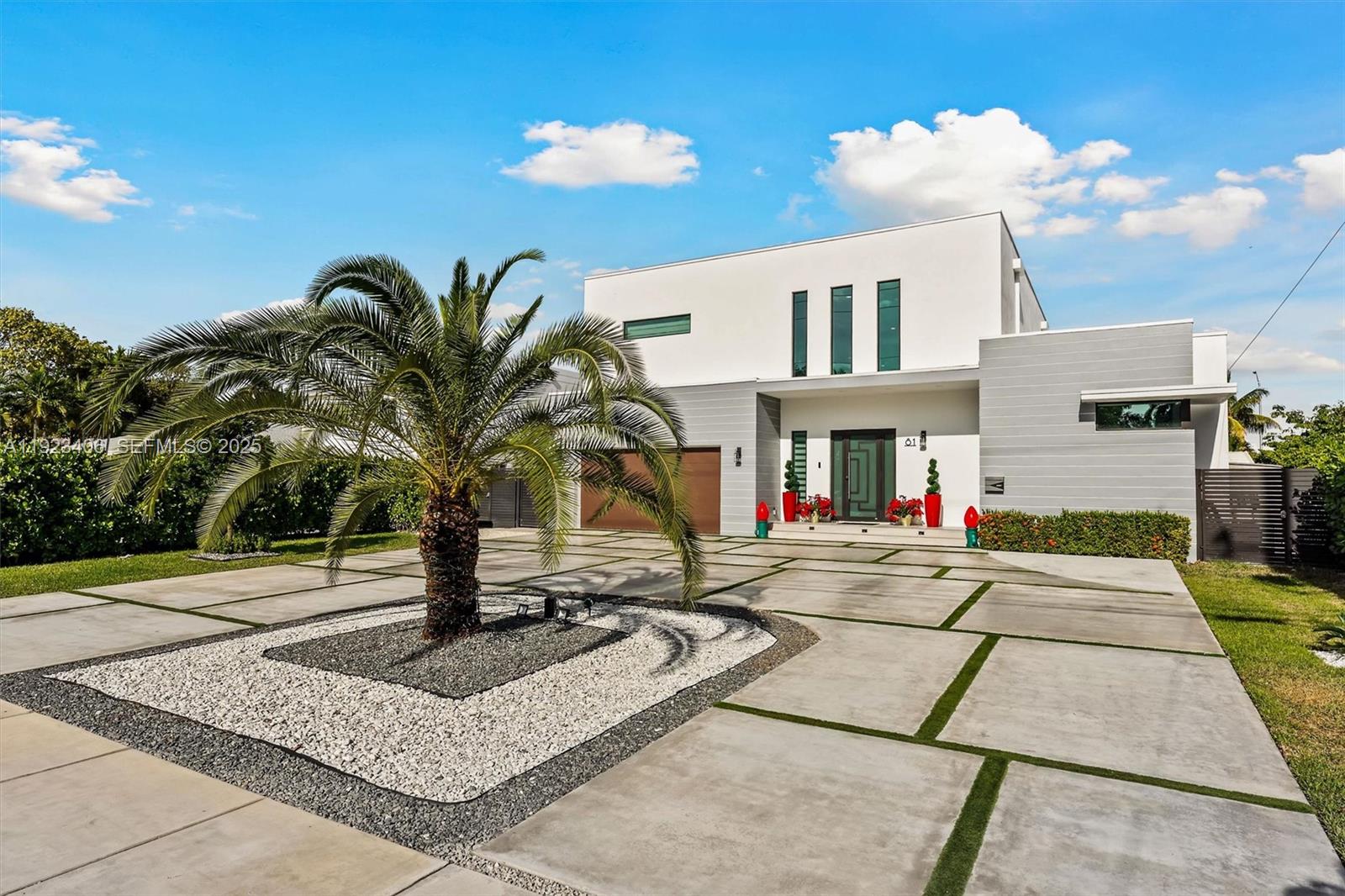 81 S Royal Poinciana Blvd