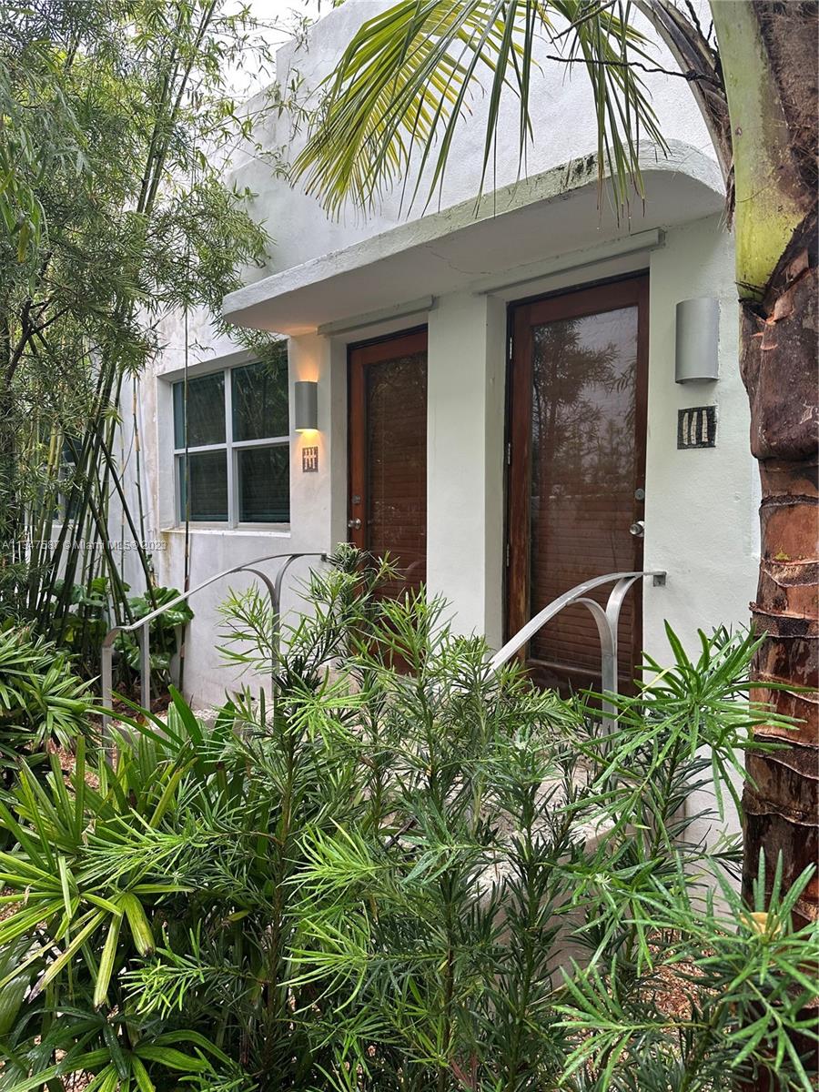 True South of Fifth living in a restored Art Deco Building on a tranquil street. Fully furnished 1BR unit with a sophisticated yet comfortable ambiance. Hardwood oak floors, fully remodeled kitchen with eating area. Washer/Dryer in the unit and a beautiful and lush tropical oasis right at your front door.