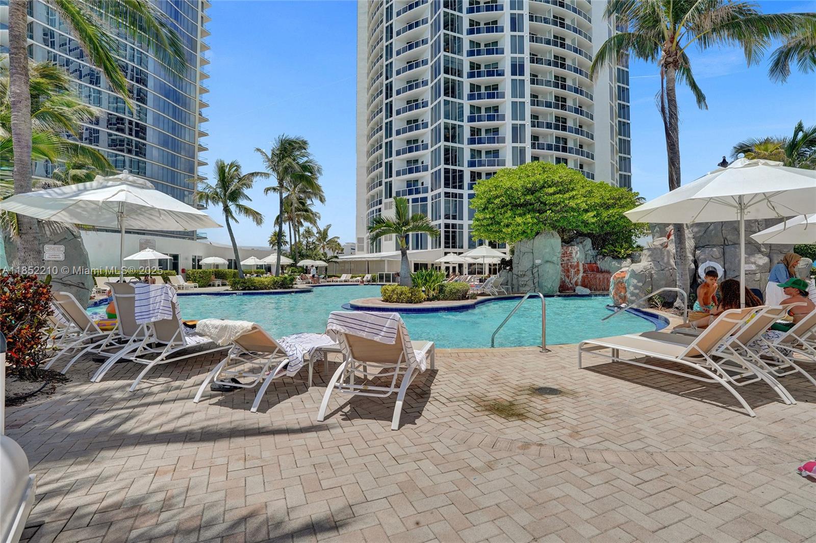 TRUMP INTERNATIONAL SONES - Residential