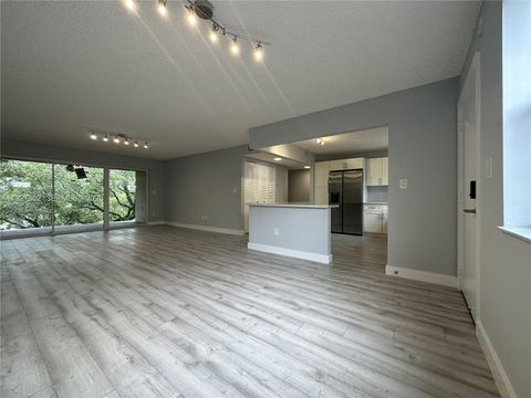 601 Ives Dairy Rd 403-8 Miami FL 33179